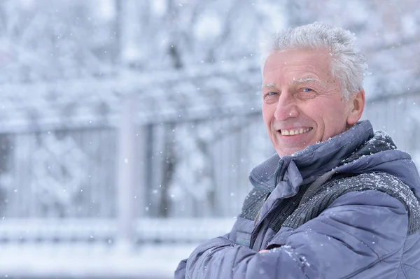 Gülümseyen Kıdemli Adam Ayakta Açık Havada Içinde Kış Portresi — Stok fotoğraf