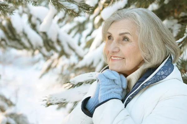 Femme Mûre Vêtements Hiver Posant Extérieur Bonne Humeur — Photo