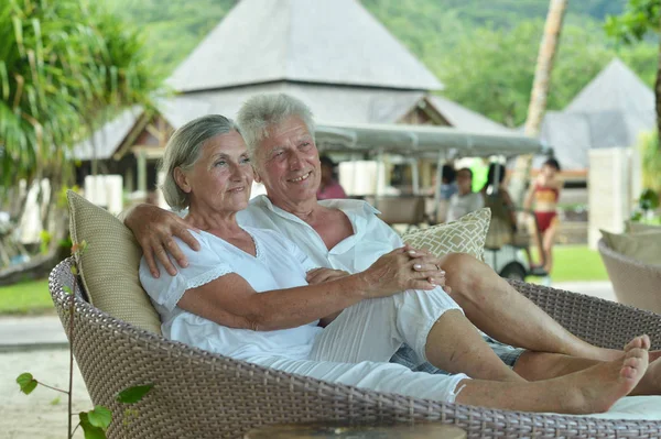 Para starszych odpoczynku na tropikalnej plaży — Zdjęcie stockowe