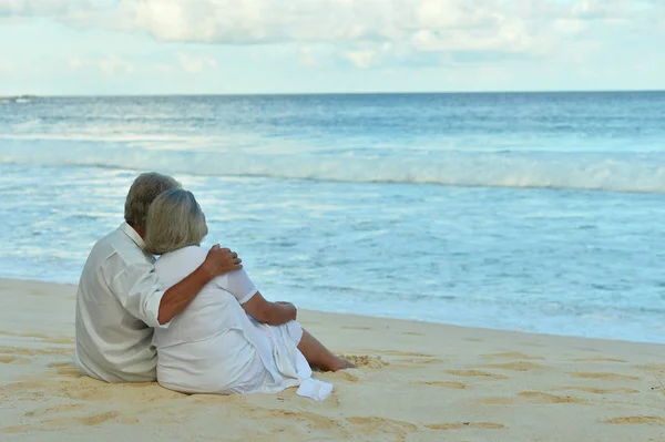 Elderly couple running  on beach — Stock Photo, Image