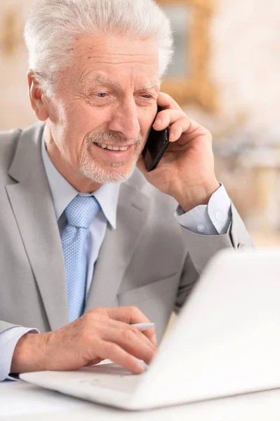 Ηλικιωμένο Άνδρα Χαμογελώντας Τηλέφωνο Στο Γραφείο — Φωτογραφία Αρχείου