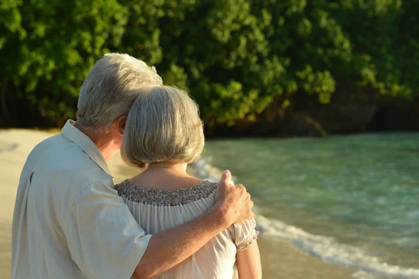 Älteres Paar läuft am Strand — Stockfoto