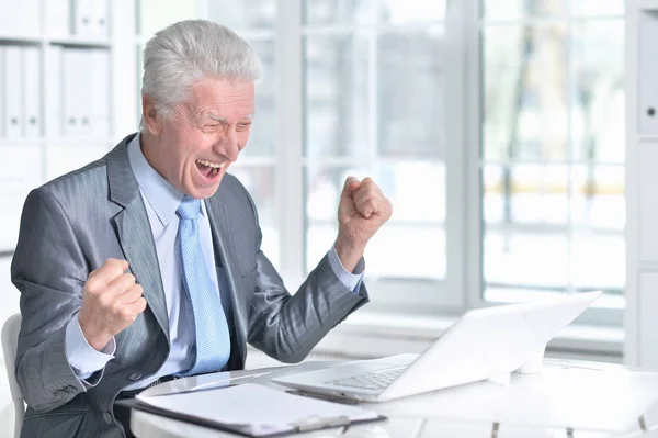 Senior man met laptop — Stockfoto