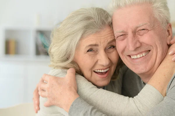 Närbild Porträtt Glad Senior Par Skrattar Hemma — Stockfoto