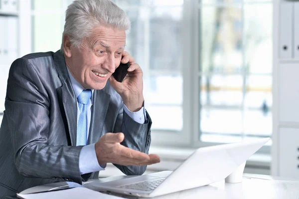 Senior man met laptop — Stockfoto