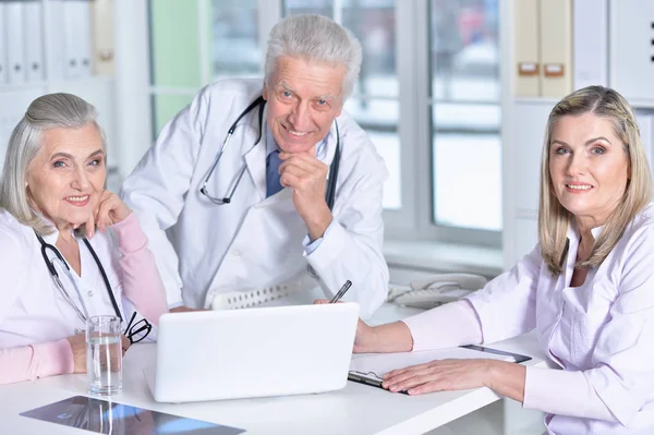 Médicos discutindo algo — Fotografia de Stock