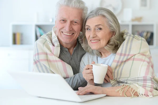 Portrait Happy Beautiful Senior Couple Blanket Using Laptop Home — Stock Photo, Image