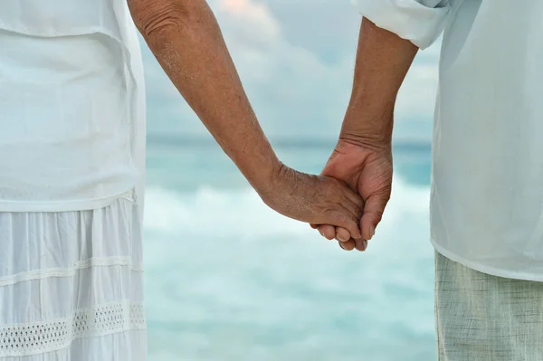 Pareja de ancianos descansar en la playa tropical —  Fotos de Stock