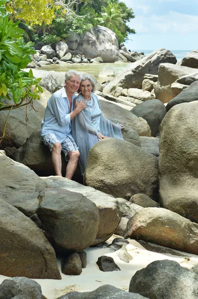 Elderly couple running  on beach — Stock Photo, Image