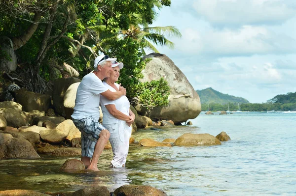 Bejaarde echtpaar rusten op tropisch strand — Stockfoto