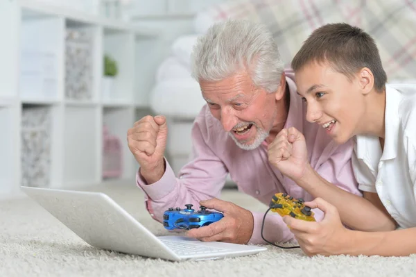 Nonno Nipote Sdraiati Sul Pavimento Giocare Giochi Computer Sul Computer — Foto Stock