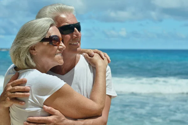 Elderly couple rest at tropical beach — Stock Photo, Image