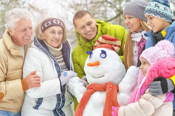 Família no parque de inverno — Fotografia de Stock