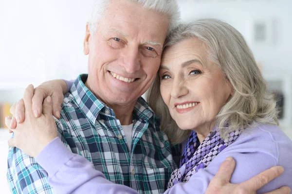 家庭で幸せな年配のカップルのクローズ アップの肖像画 — ストック写真