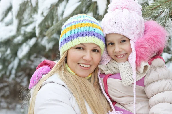 Grand-mère et petite-fille en hiver — Photo