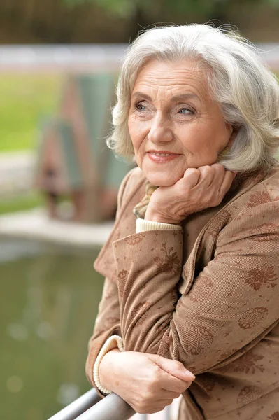 Portrait Beautiful Senior Woman Posing Park — Stock Photo, Image
