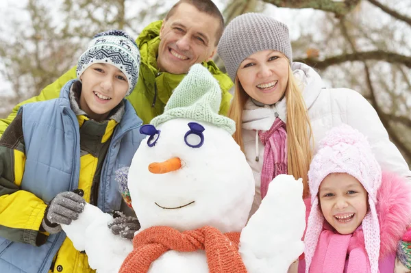 Familia en el parque de invierno — Foto de Stock