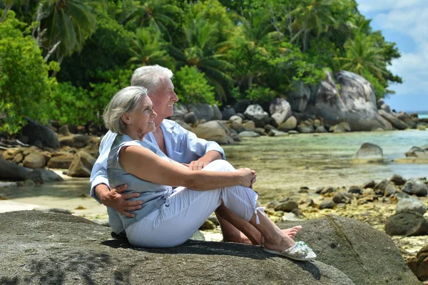 Couple âgé courant sur la plage — Photo