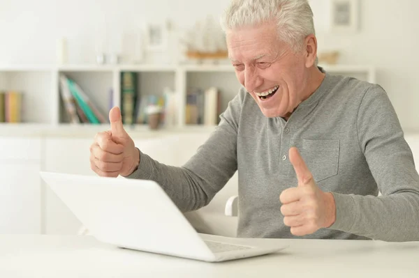 Uomo anziano utilizzando il computer portatile — Foto Stock