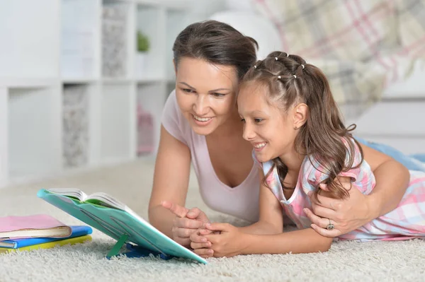 Moeder met dochter huiswerk — Stockfoto