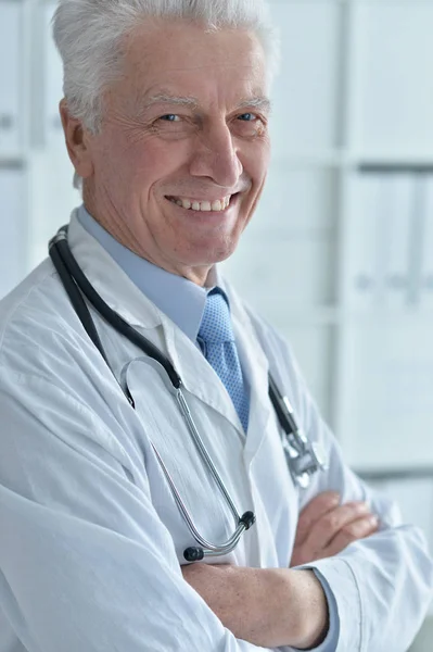 Porträt Eines Leitenden Arztes Mit Stethoskop — Stockfoto