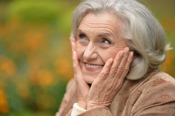 Портрет Красивой Пожилой Женщины Парке — стоковое фото