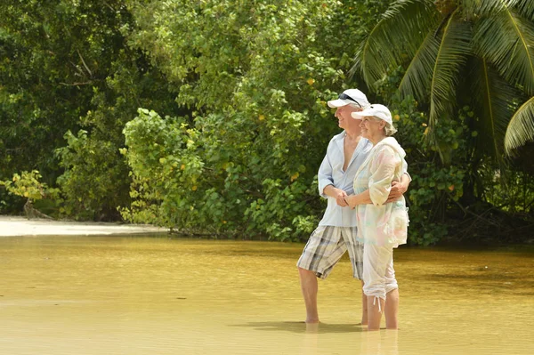 Счастливая Пожилая Пара Обнимается Тропическом Пляже — стоковое фото