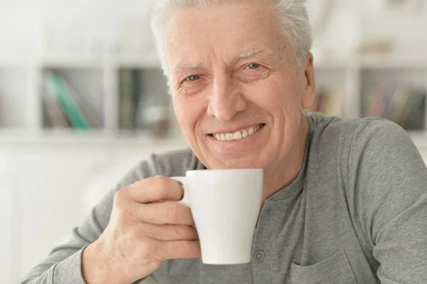 Evde Çay Içen Gülümseyen Yaşlı Adamın Portresi — Stok fotoğraf