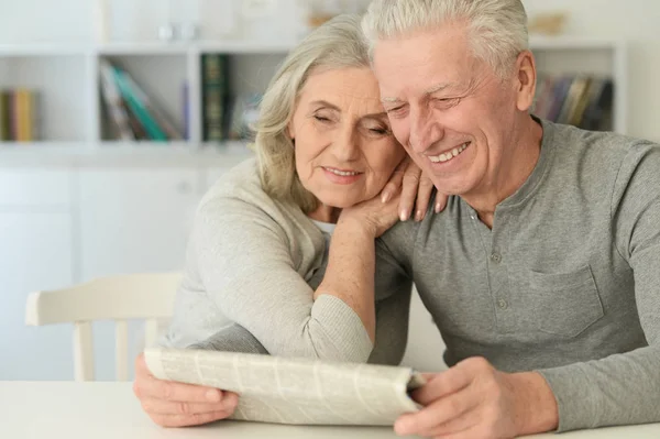 Gros Plan Couple Personnes Âgées Avec Journal Maison — Photo