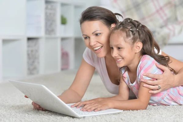 Porträtt Lycklig Mor Och Dotter Med Bärbar Dator — Stockfoto