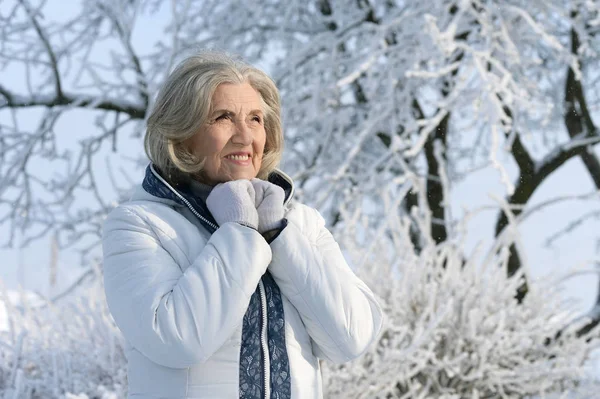 Mature Woman Winter Clothes Posing Outdoors Good Mood — Stock Photo, Image