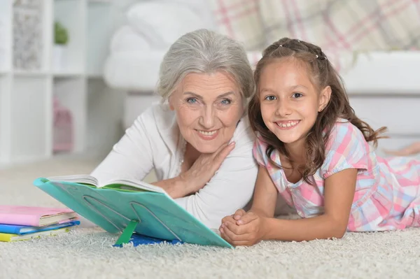 Großmutter Mit Süßem Kleinen Mädchen Beim Hausaufgabenmachen — Stockfoto