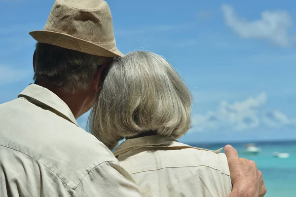 Couple âgé courant sur la plage — Photo