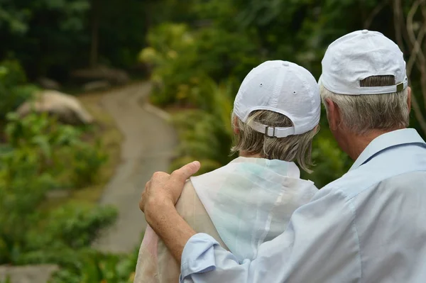 Feliz Pareja Ancianos Abrazándose Playa Tropical — Foto de Stock