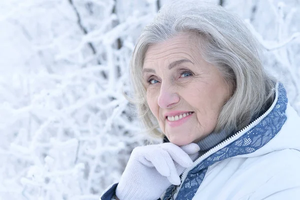 Donna Matura Abiti Invernali Posa All Aperto Buon Umore — Foto Stock