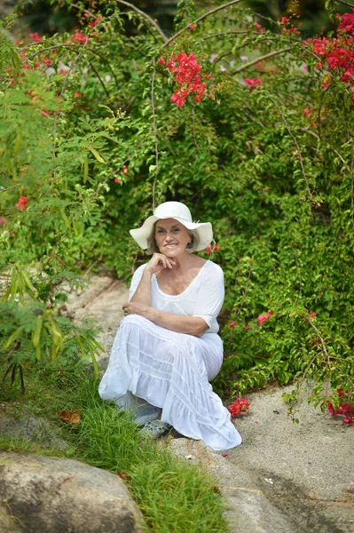 Schöne Seniorin im Freien — Stockfoto