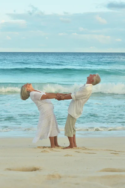 Elderly couple rest at tropical beach — Stock Photo, Image