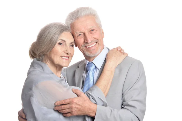 拥抱在白色背景上孤立的年长夫妇的肖像 — 图库照片