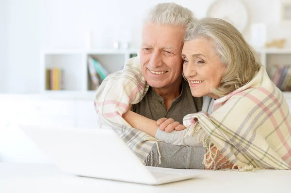 Retrato Feliz Hermosa Pareja Ancianos Con Manta Usando Ordenador Portátil — Foto de Stock