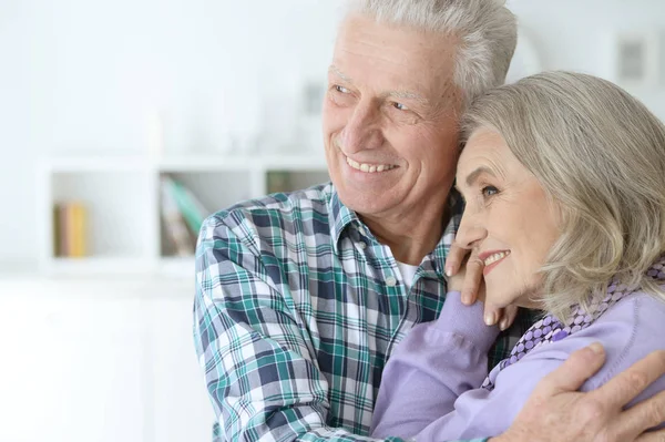 Retrato Cerca Una Feliz Pareja Ancianos Casa —  Fotos de Stock