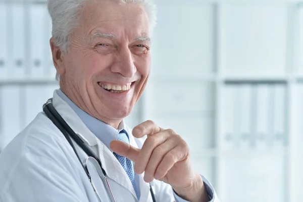 老年男性医生用听诊器的肖像 — 图库照片