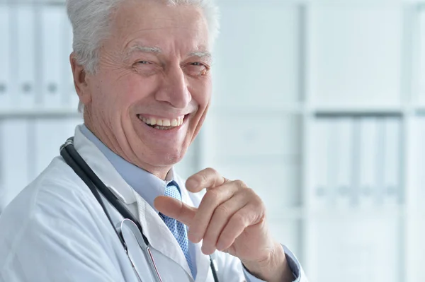 Portrait Médecin Masculin Senior Avec Stéthoscope — Photo