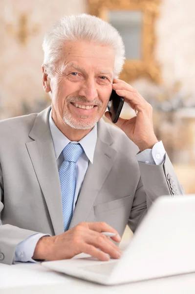 Anciano Sonriente Con Teléfono Oficina — Foto de Stock