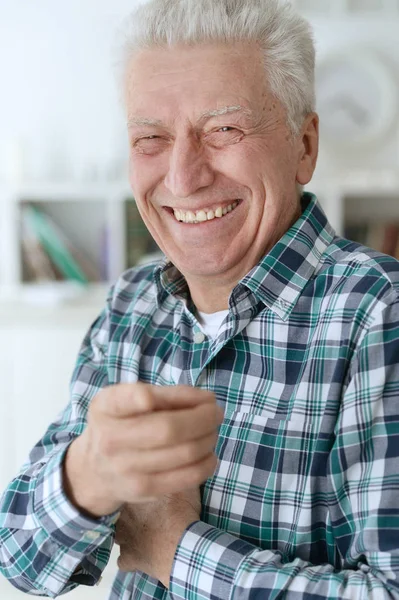 Porträtt Lycklig Äldre Man Hemma — Stockfoto