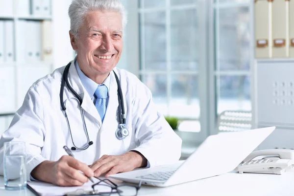 Retrato Médico Sênior Masculino Com Estetoscópio Trabalhando Escritório — Fotografia de Stock