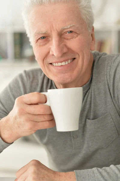 Porträtt Leende Äldre Man Dricka Hemma — Stockfoto