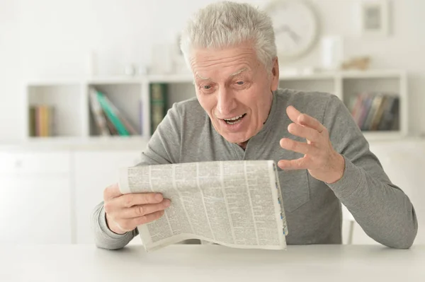 Ανώτερος Άνθρωπος Διαβάζει Εφημερίδα Στο Σπίτι — Φωτογραφία Αρχείου