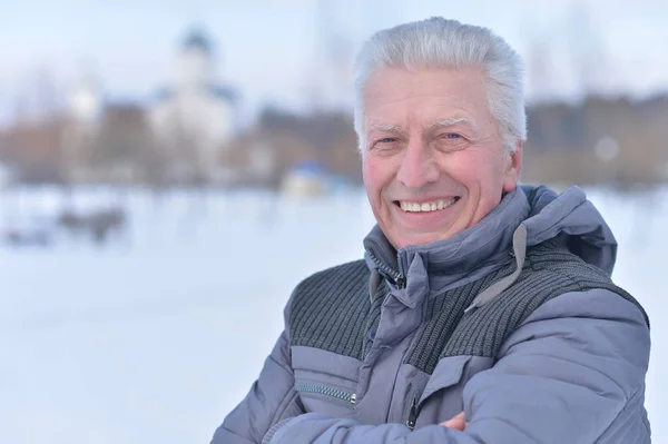 Porträt Eines Lächelnden Seniors Der Winter Draußen Steht — Stockfoto