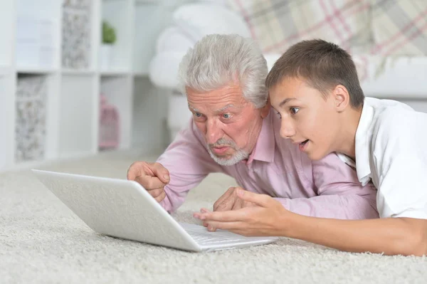 Opa Kleinzoon Liggend Vloer Het Gebruik Van Laptop — Stockfoto