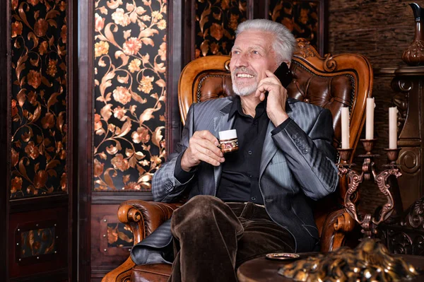 Sonriendo Hombre Mayor Bebiendo Café Hablando Por Teléfono Mientras Está — Foto de Stock